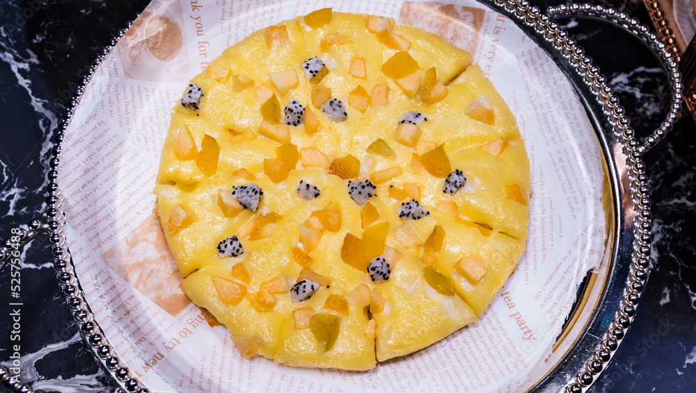 Use tongs to pick up the brushed durian pizza Use tongs to pick up the brushed durian pizza