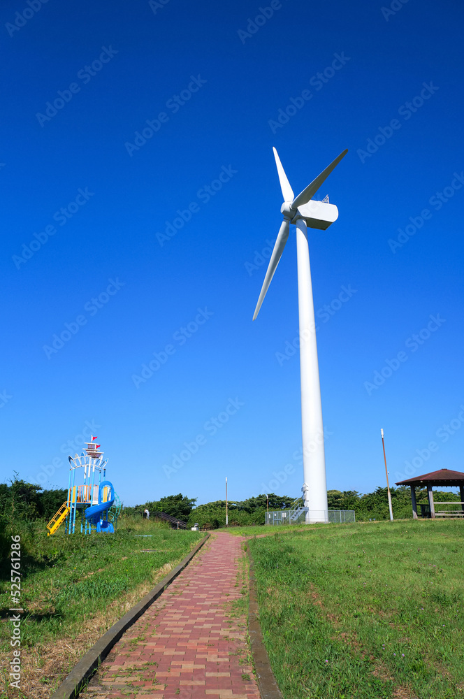 Fototapeta premium 三浦半島・宮川公園と風力発電【神奈川県三浦市】