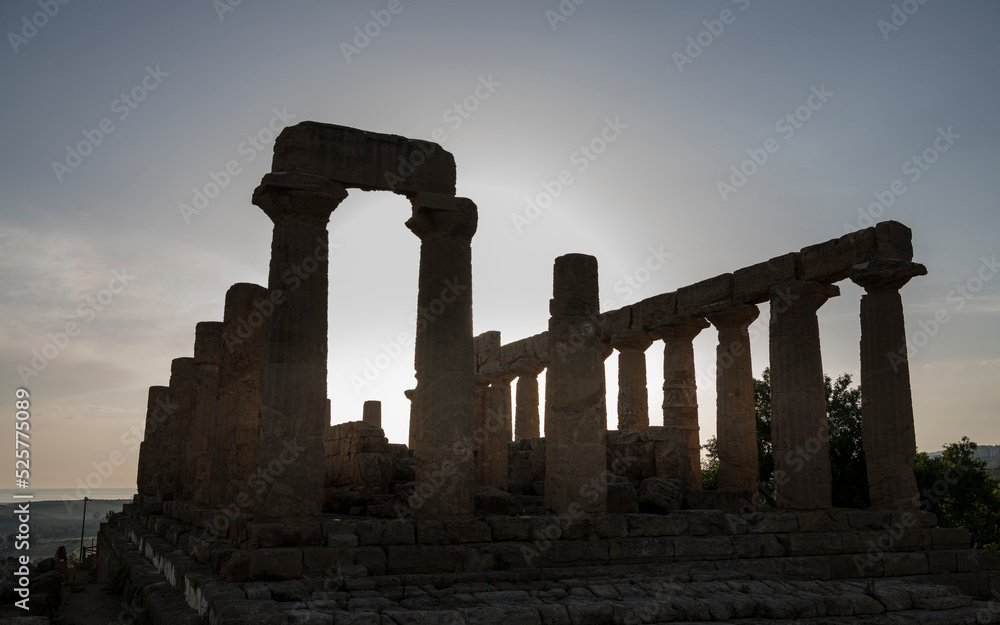 El Templo de  Concordia  (It: Tempio della Concordia) antiguo templo griego en el Valle de los Templos (Valley of the Temples) en Agrigento , Akragas, en la costa sur de Sicilia ,al atardecer