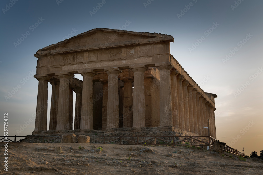 Fototapeta premium El Templo de Concordia (It: Tempio della Concordia) antiguo templo griego en el Valle de los Templos (Valley of the Temples) en Agrigento , Akragas, en la costa sur de Sicilia ,al atardecer