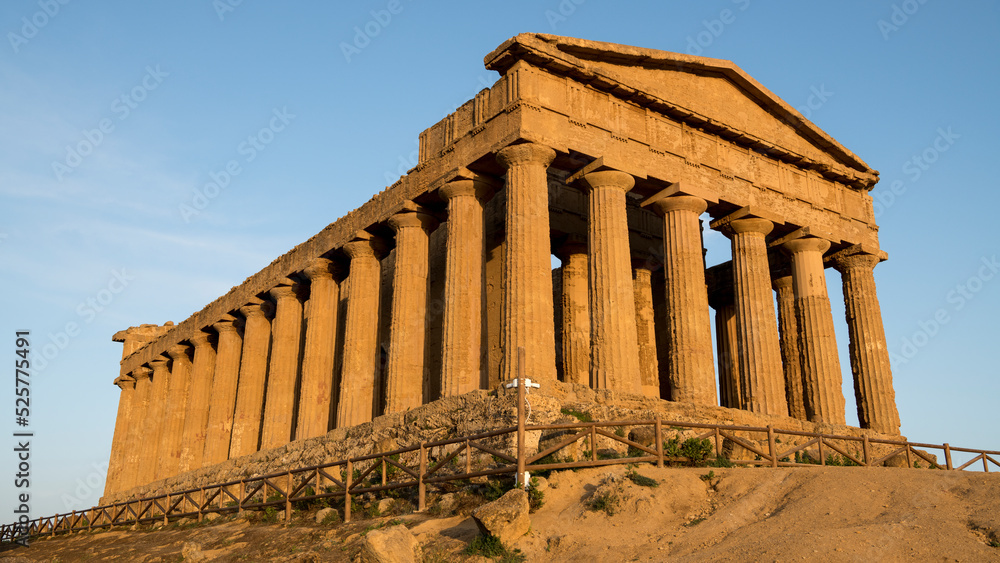 Fototapeta premium El Templo de Concordia (It: Tempio della Concordia) antiguo templo griego en el Valle de los Templos (Valley of the Temples) en Agrigento , Akragas, en la costa sur de Sicilia ,al atardecer