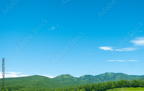 嬬恋高原の夏の青空と緑の山々