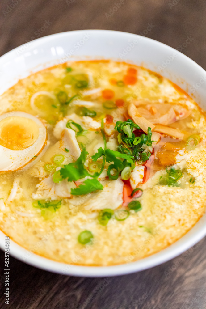 豆乳の鶏白湯米粉麺、豆漿鶏湯麺（トウジャンジータンメン）