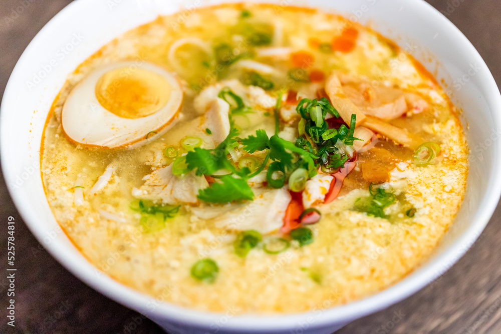 豆乳の鶏白湯米粉麺、豆漿鶏湯麺（トウジャンジータンメン）