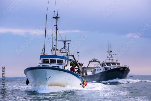 Barco de pescadores navegando de vuelta al puerto después de una jornada de trabajo en el mar, Costa Brava, Mediterraneo