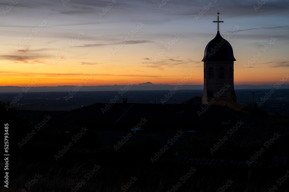 Paysage du Beaujolais au lever du jour autour du village viticole de Chiroubles en été en France dans le département du Rhône