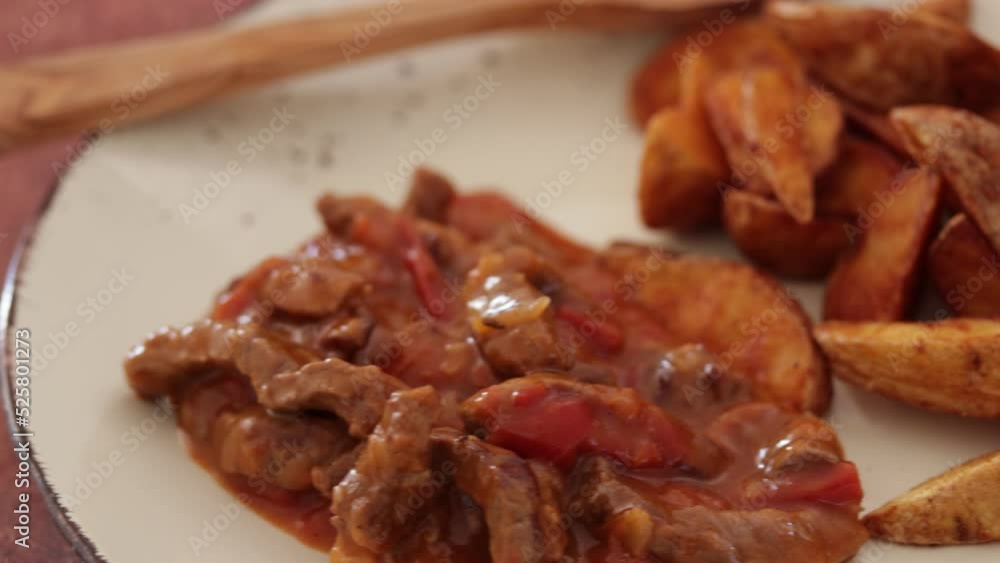 goulash de boeuf et pommes de terre wedge en gros plan dans une assiette goulash de boeuf et pommes de terre wedge en gros plan dans une assiette