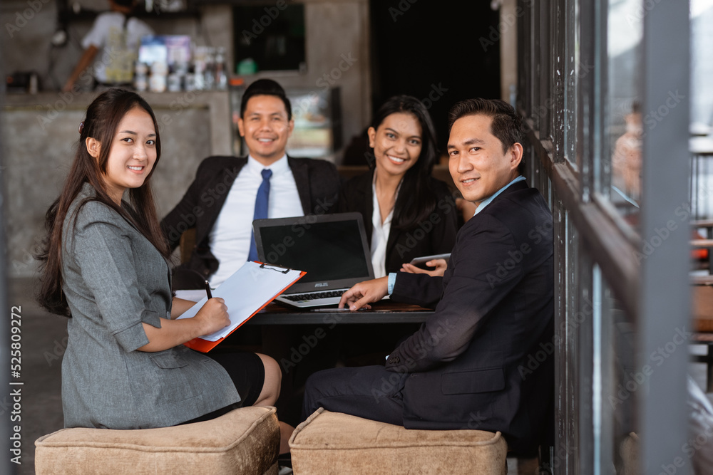 Fototapeta premium portrait of Business people meeting in a cafe smiling to camera