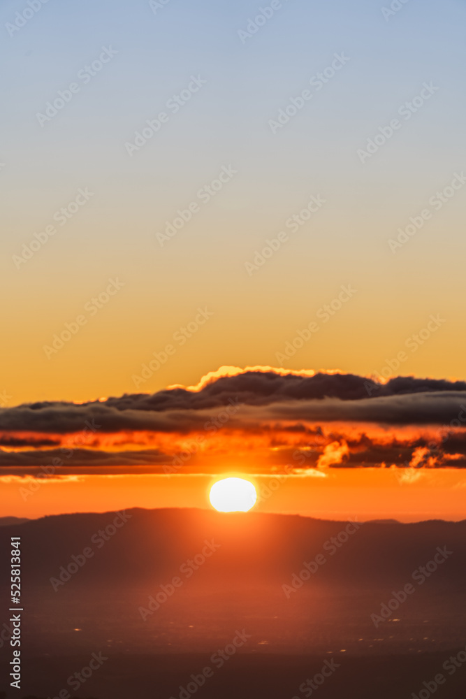 Obraz premium sunset over the mountain and clouds