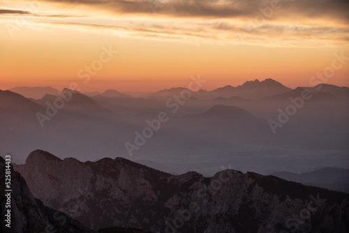 Sonnenaufgang mit Berge © dsodamin