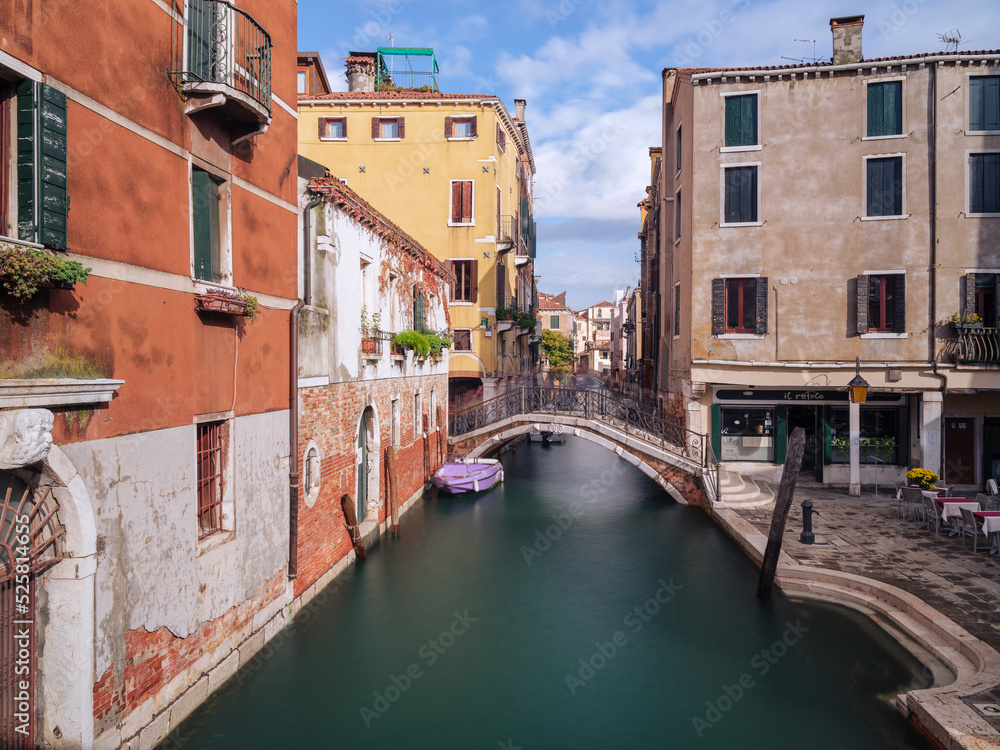 Canal et pont . Venise, Italie 
Canal and bridgeVenice, Italy
