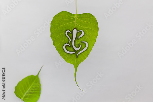 Obraz na płótnie handmade peepal leaf cut ganpati, vinayagar chaturthi special.