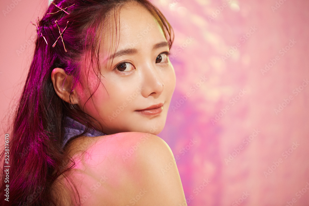 若い女性のカラフルなビューティーポートレート