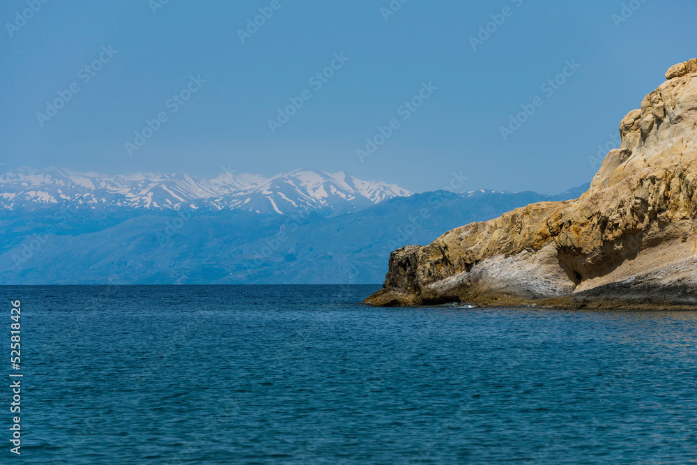Die Insel Kreta mit schneebedeckten Bergen bei Matala, Griechenland Die Insel Kreta mit schneebedeckten Bergen bei Matala, Griechenland