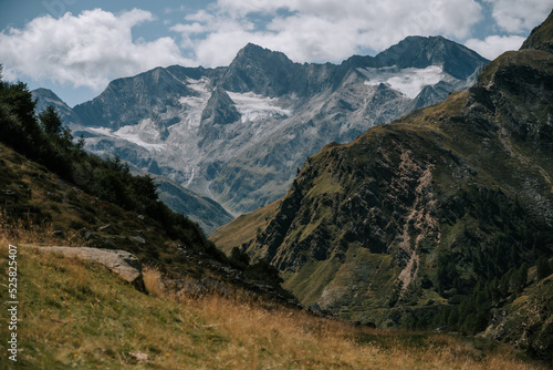 Sommer am Timmelsjoch. Wundersch  ne Berge und ein Gletscher im Hintergrund. S  dtirol