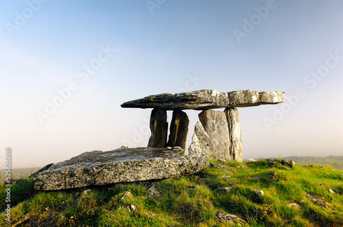 Fotografie Poulnabrone prehistoric Stone Age dolmen tomb on The Burren limestone plateau ne