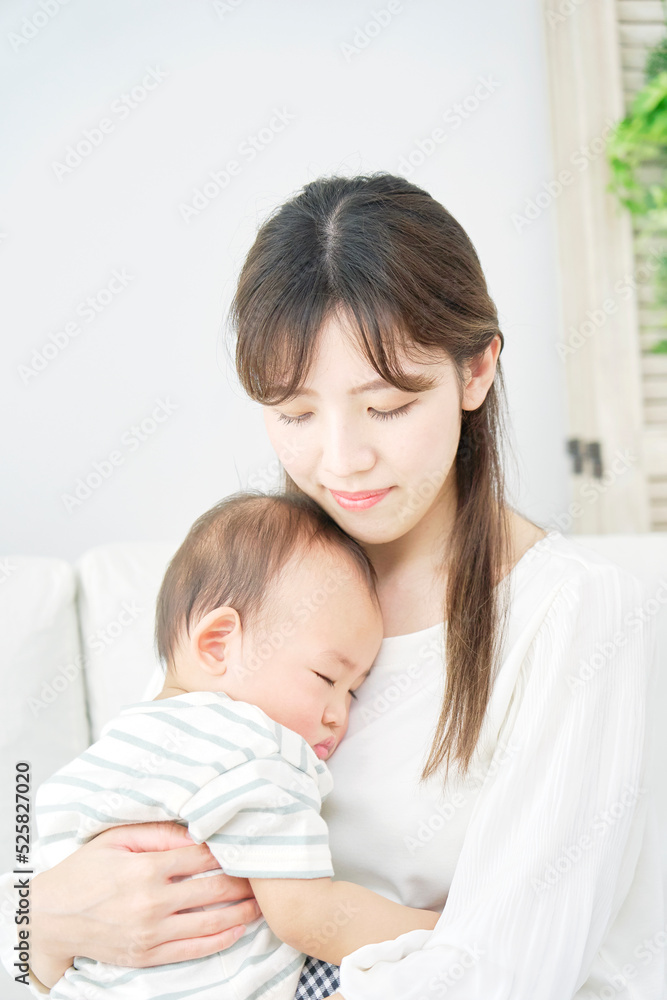 育児イメージ 赤ちゃんを抱く母親 育児イメージ 赤ちゃんを抱く母親