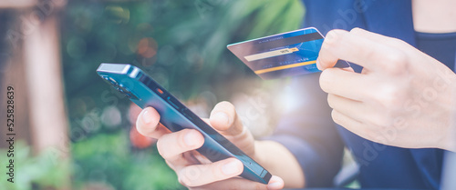 Obraz na płótnie Woman hand uses a cell phone and credit card to manage online shopping. w salonie