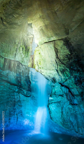 ライトアップされた洞窟内の滝