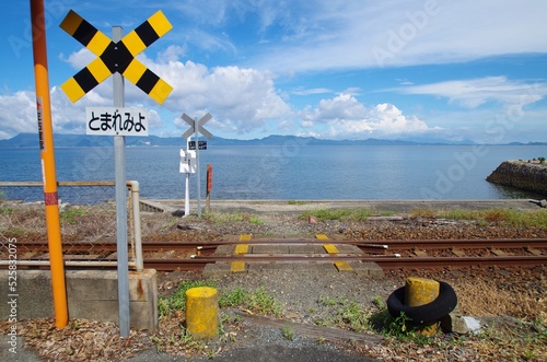 海と踏み切り