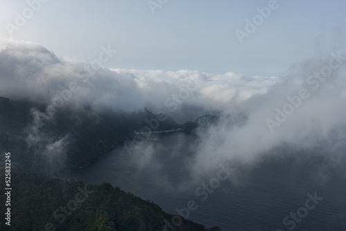 섬과 바다, 구름과 하늘이 어우러진 풍경 © 21pro