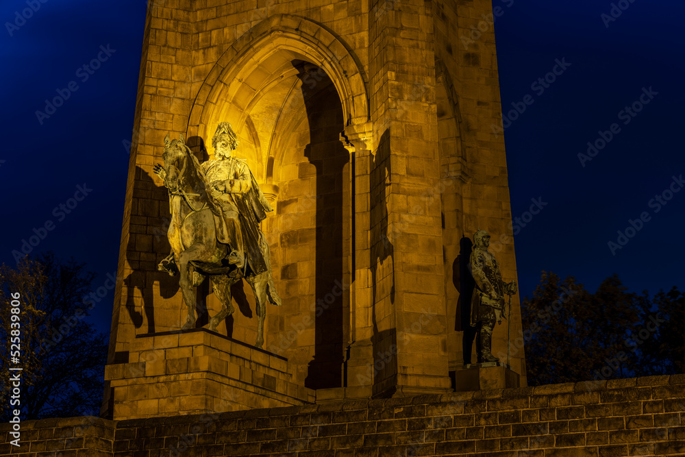Kaiser Wilhelm Denkmal beleuchtet zur blauen Stunde Syburg bei Dortmund