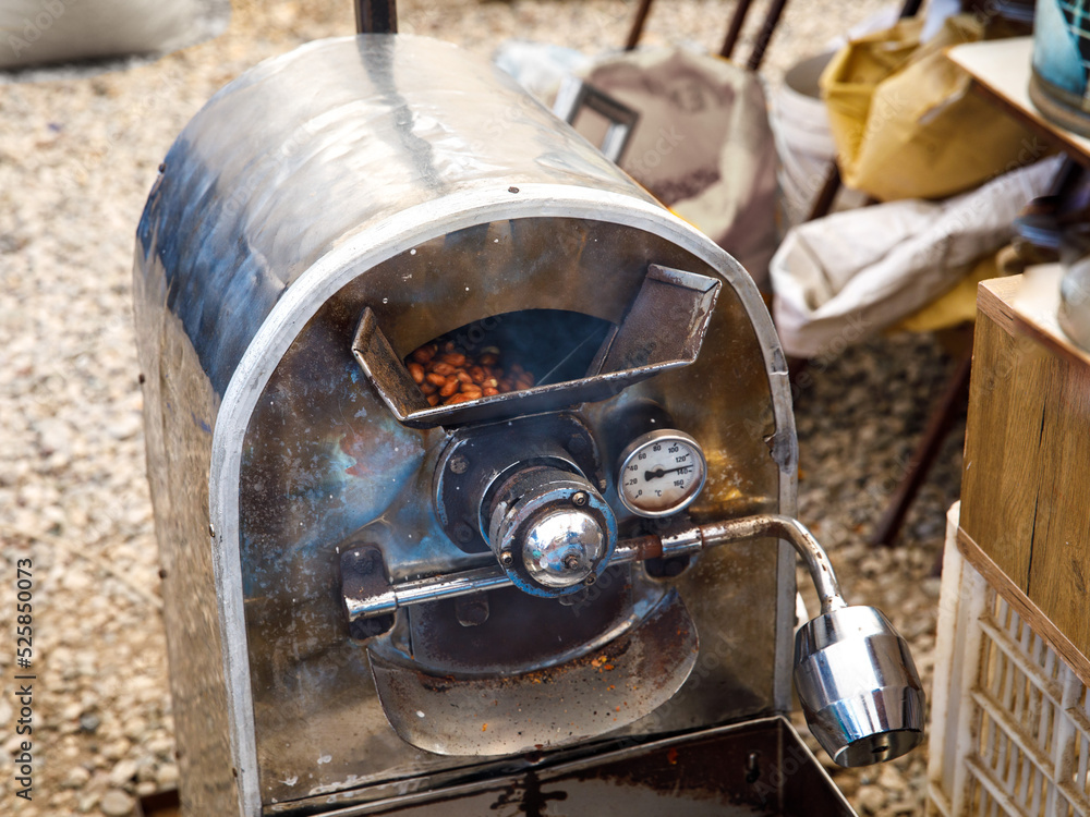 image of an apparatus for frying sunflower seeds or pistashio nuts and peanut on turkish local market