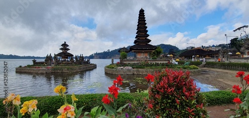 Le temple Ulun Danu à Bali photo