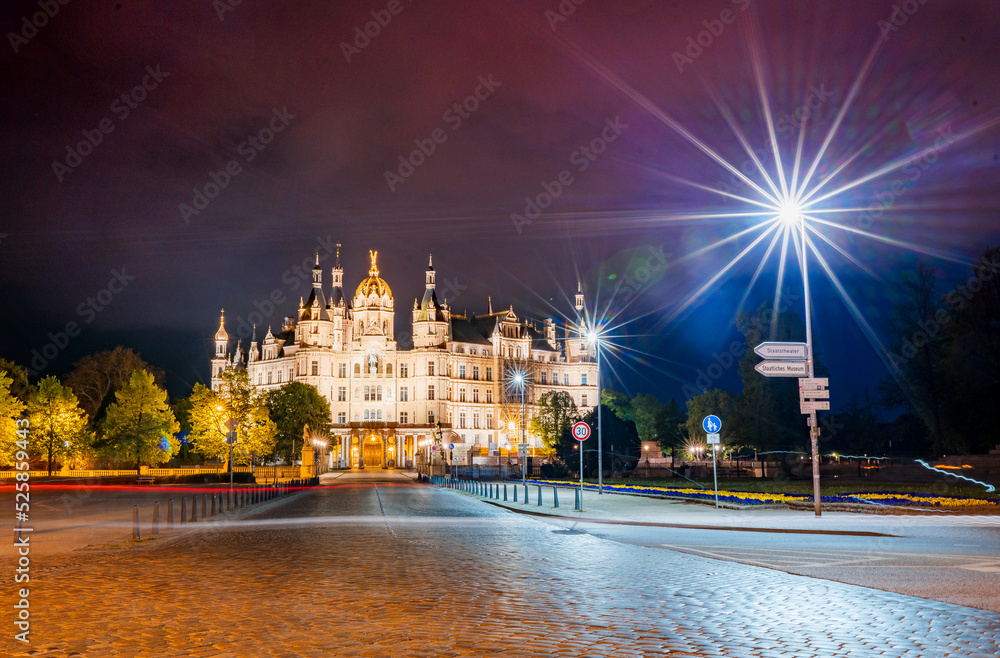 Fototapeta premium Schwerin castle in the night