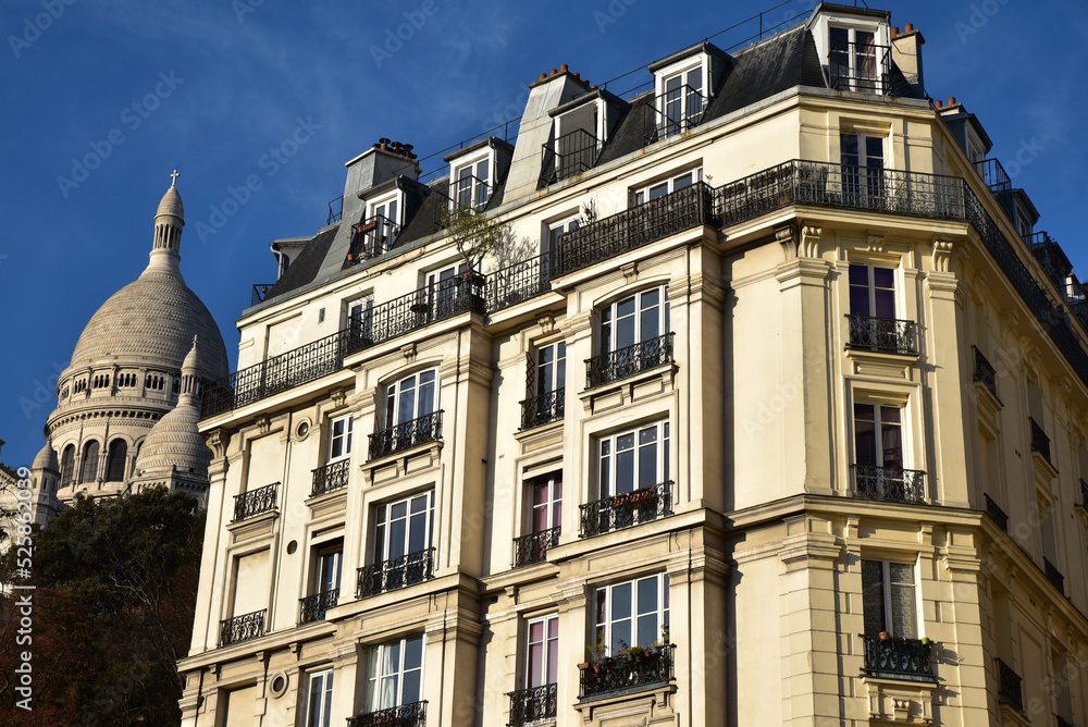 Immeuble cossu à Montmartre. Paris