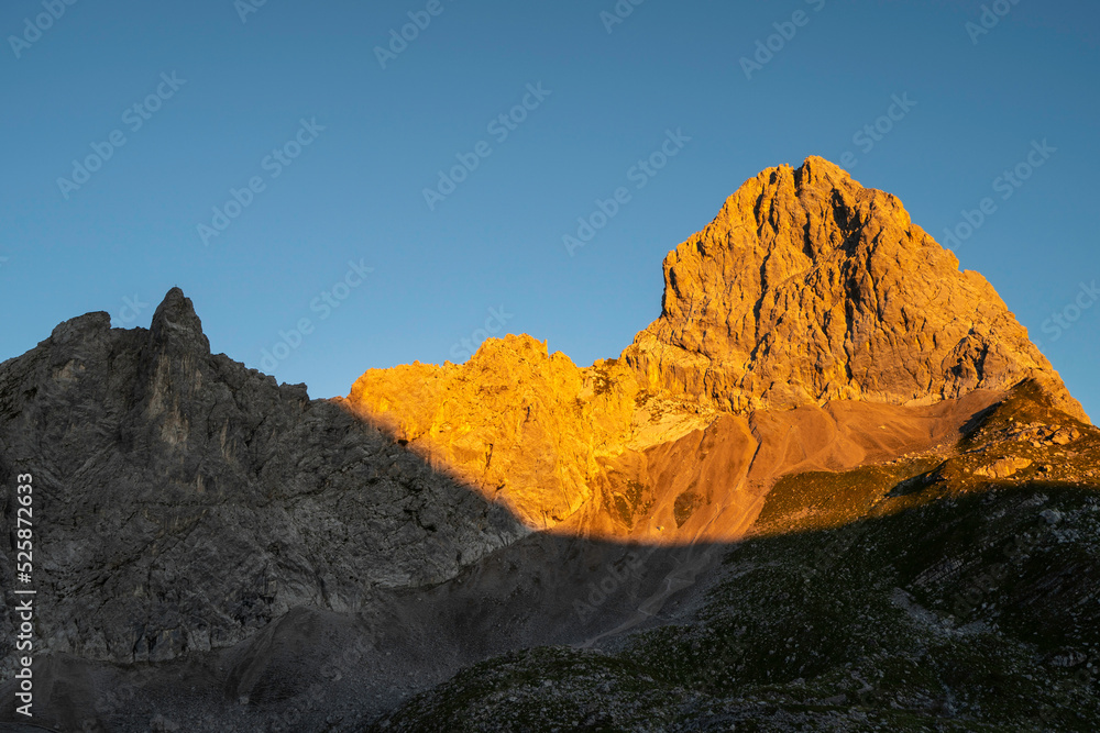 Morgendliches Alpenglühen an der Lamsenspitze