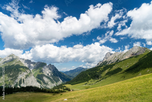 Sommer im Karwendel: Blick ins Johannestal zwischen Kuhkopf und Steinfalk
