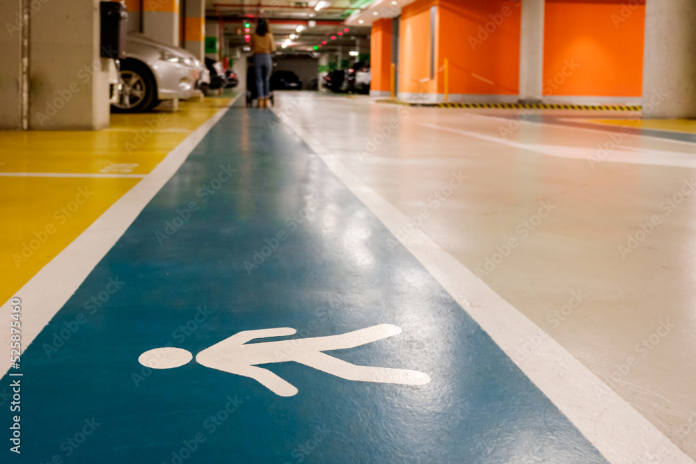 Obraz premium Pedestrian crossing in a parking lot in a commercial area.