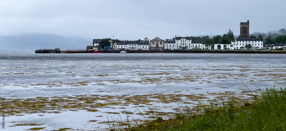 The charming Scottish town of Inveraray with sea loch in front.