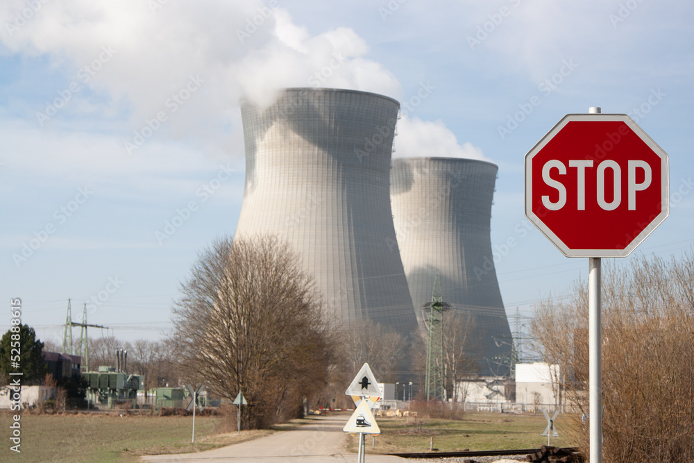 Obraz premium Kernkraftwerk / Atomkraftwerk in Betrieb mit rotem Stoppschild