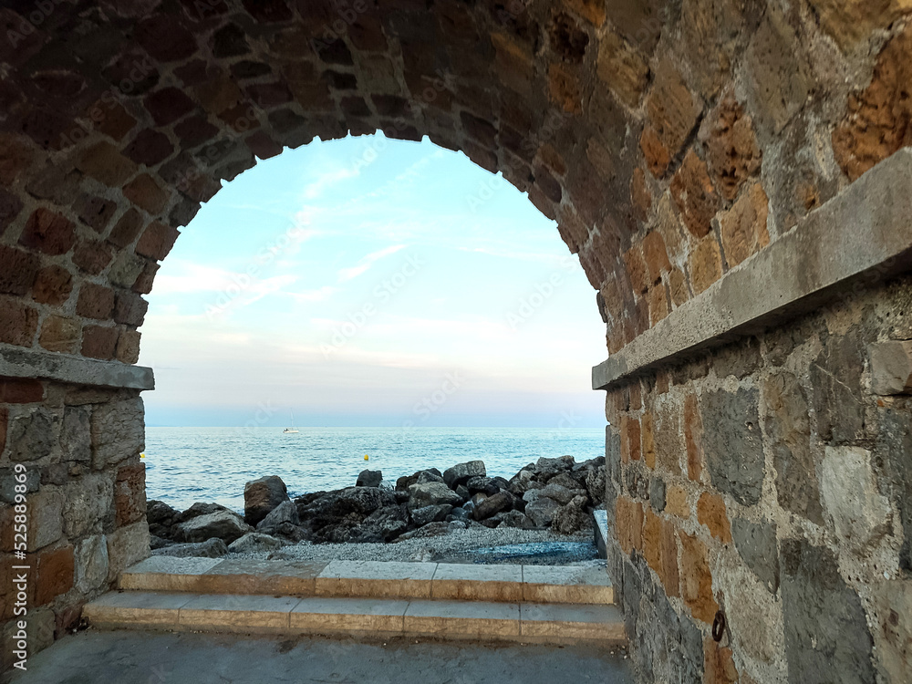 Vue mer au travers des murailles de la vieille ville d'Antibes sur la Côte d'Azur