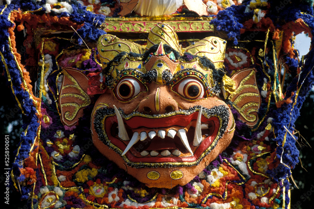 Mythologischer Schmuck, während einer Totenzeremonie, Bali