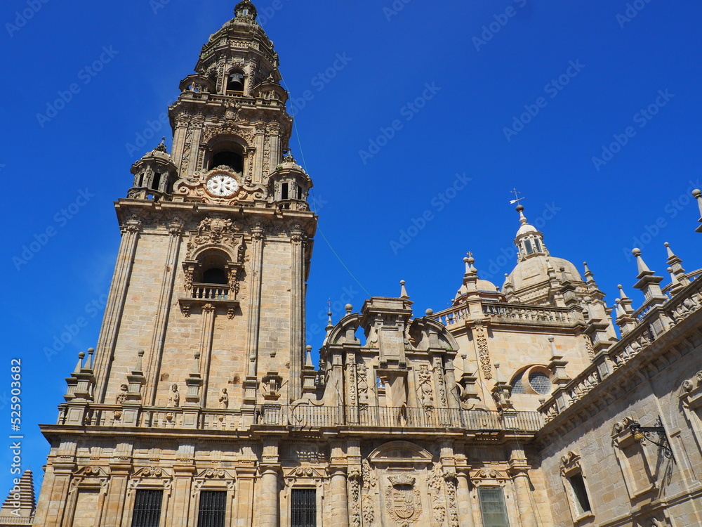 la torre del reloj de la catedral de santiago de compostela, el central cuenta con una sola aguja, esfera de marmol, sobre la cupula una linterna que marca los dias del año jacobeo, la coruña, españa,