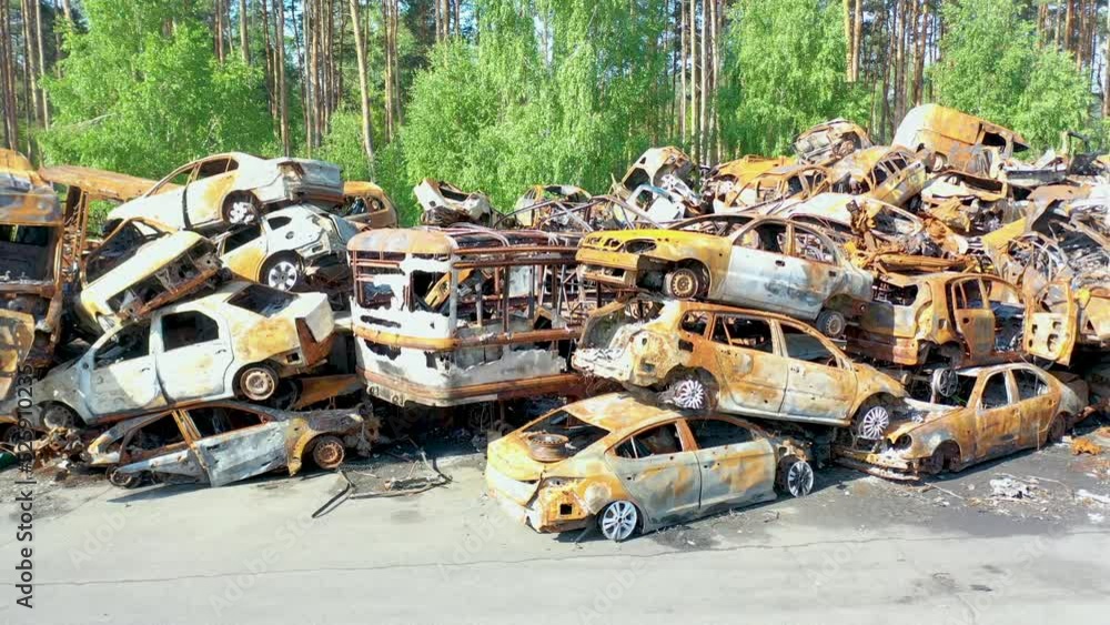Vidéo Stock 2022 rising aerial of wrecked and burned cars in the car
