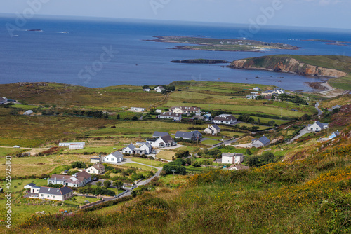 Obraz na płótnie A view from the sky road at Clifden out onto the ocean w salonie