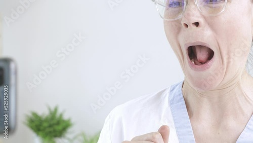 Logopedist explains online the functionality of mouth muscles