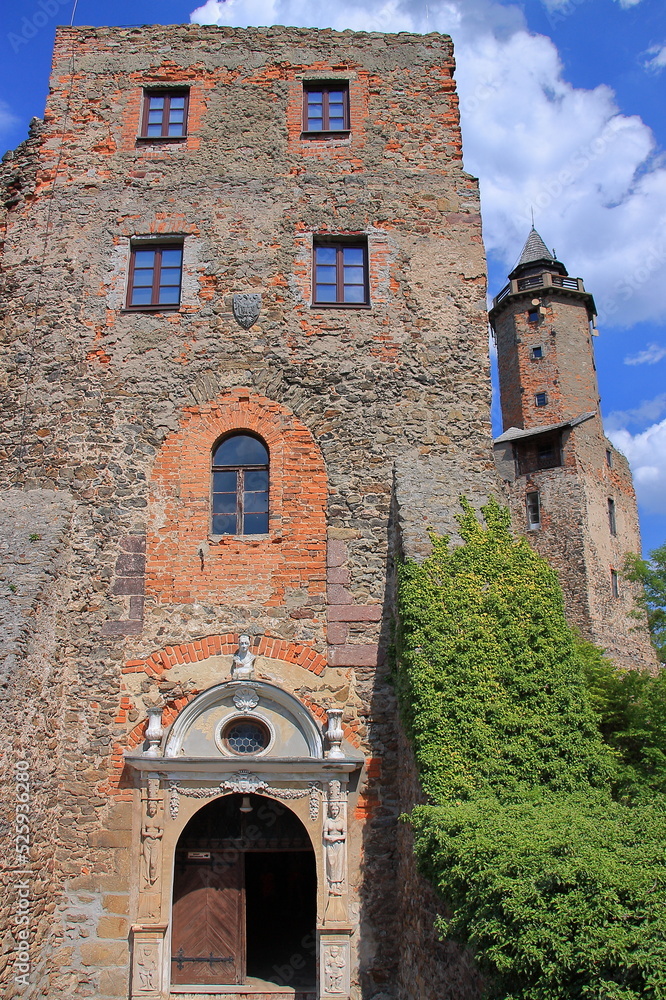 Schloss Grodno in Zagórze Śląskie (Polen), auf dem Gipfel des Berges