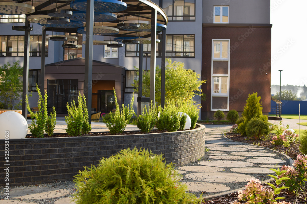Obraz premium A stylish modern courtyard with beautiful windows is a new multi-apartment residential quarter of European houses.
