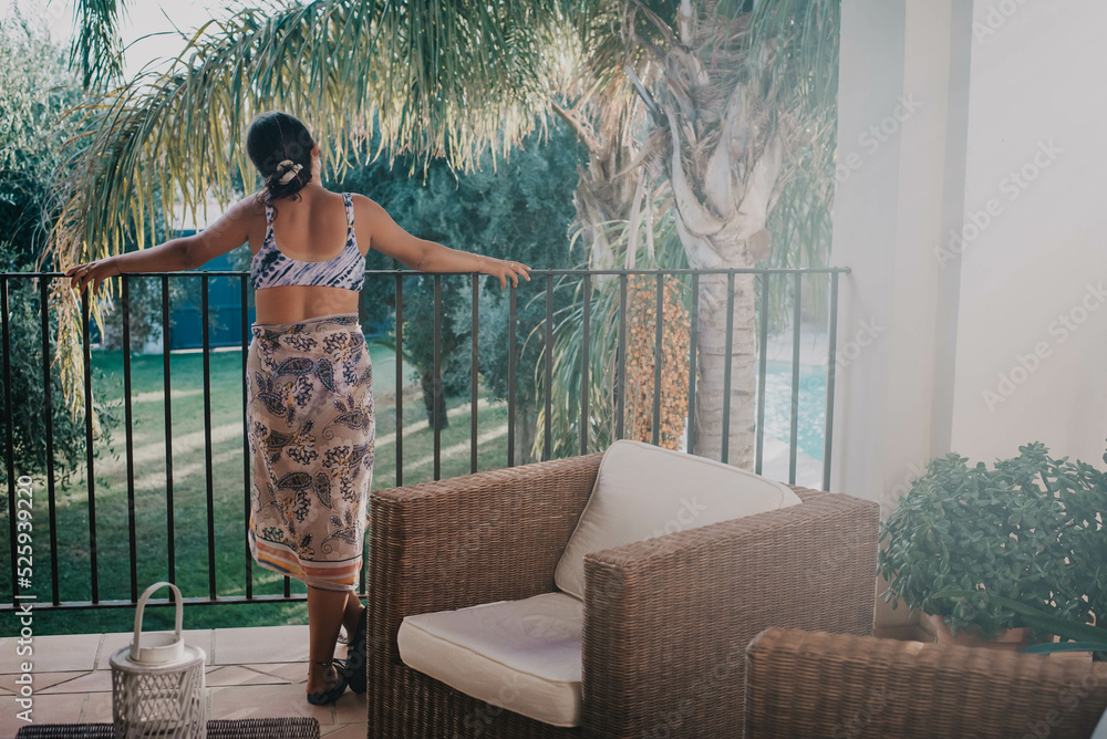 Piękna dziewczyna stoi na balkonie w pokoju hotelowym na widokiem na basen - obrazy, fototapety, plakaty 