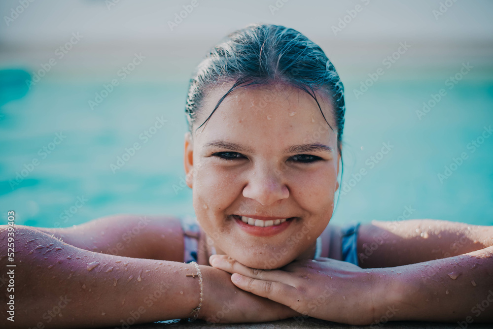 Radosna ,szczęśliwa młoda dziewczyna w basenie - obrazy, fototapety, plakaty 