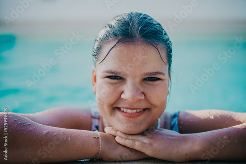 Radosna ,szczęśliwa młoda dziewczyna w basenie