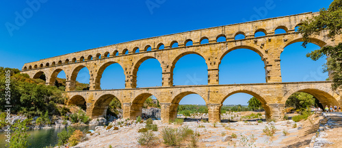 Perspektivisches Panorama vom Aquädukt Pont du Gard zwischen Nimes und Avignon in Frankreich