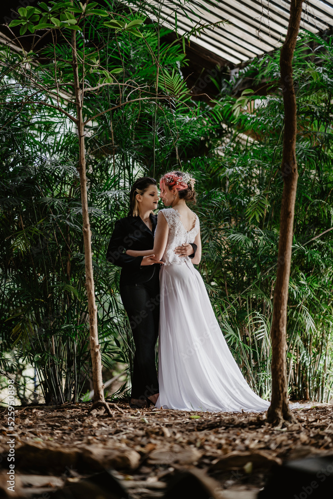Fototapeta premium Pareja de chicas en sesion de fotos de boda en entorno natural