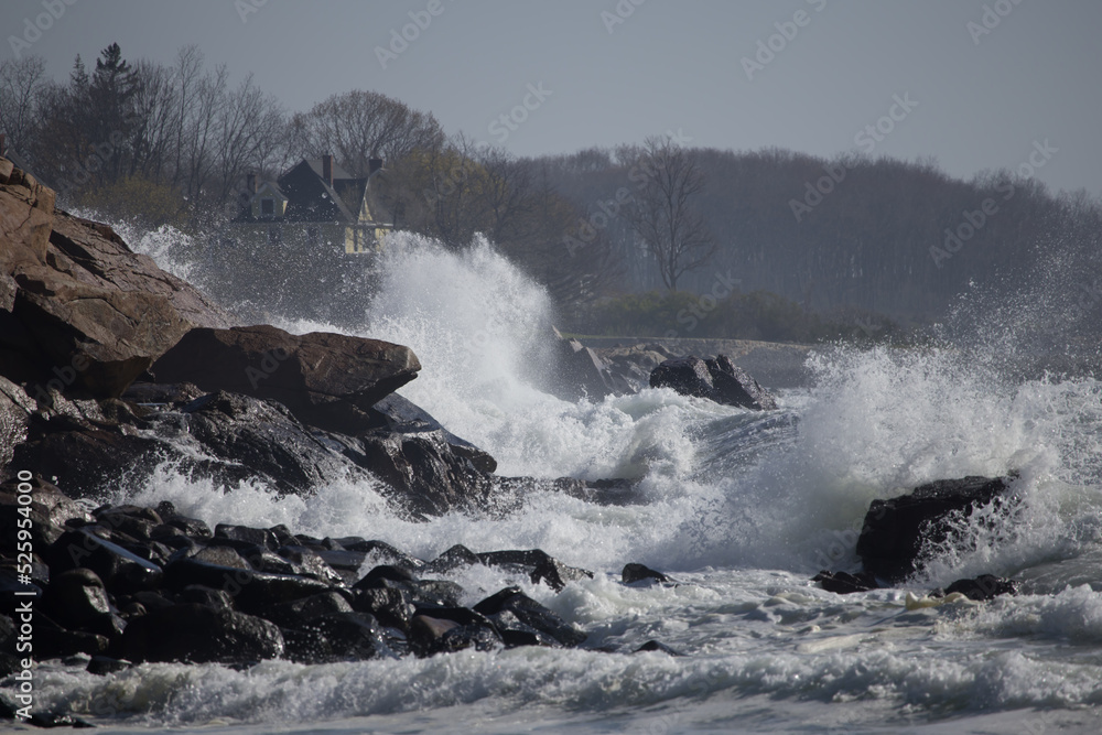 Obraz premium Ocean waves crashing on a rocky shore