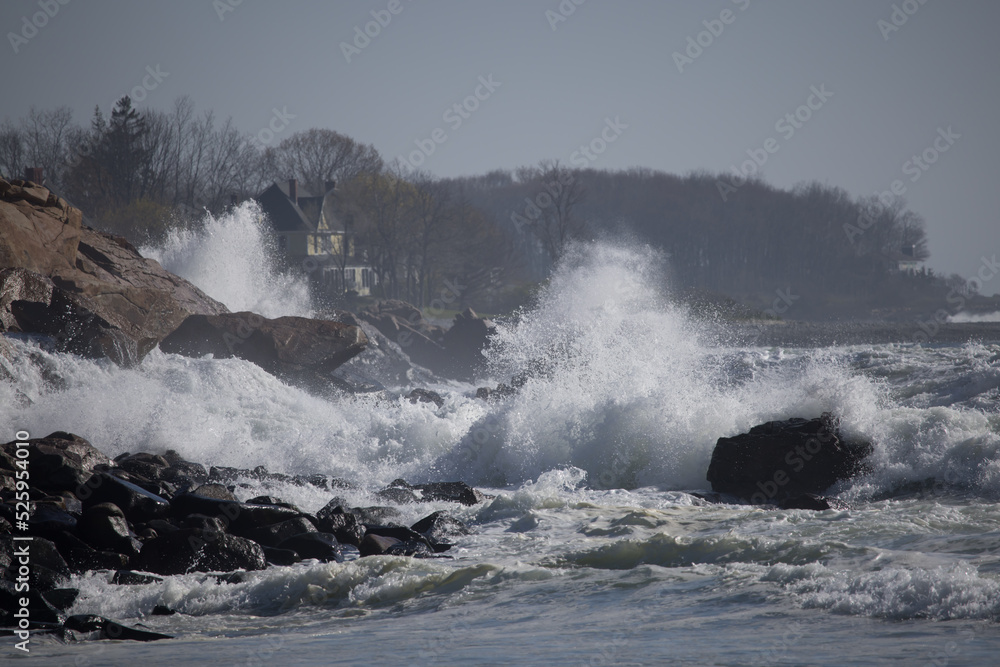 Obraz premium Ocean waves crashing on a rocky shore